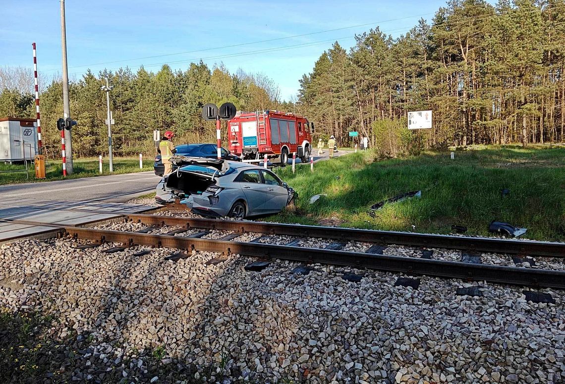 Osobówka wjechała pod pociąg. Policja podsumowuje majówkę 2023 [FOTO]