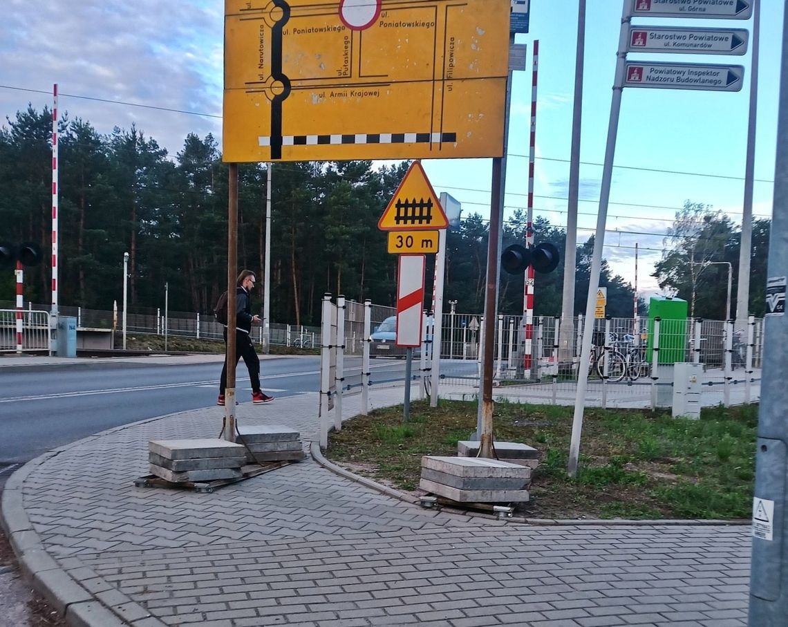 Otwocki kwiatek drogowy. Kierowcy dostali informację o objeździe, piesi przeszkodę