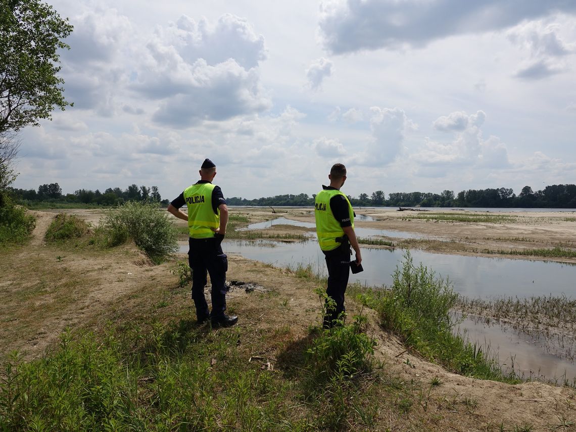 Piękne plaże pod Warszawą znów przyciągają tłumy. Służby w akcji