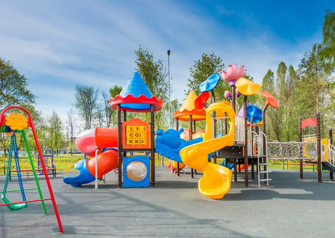 Plac zabaw w Kołbieli gotowy przed wakacjami