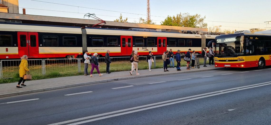 Pociąg potrącił dziecko przy PKP Anin. Utrudniania w kursowaniu pociągów