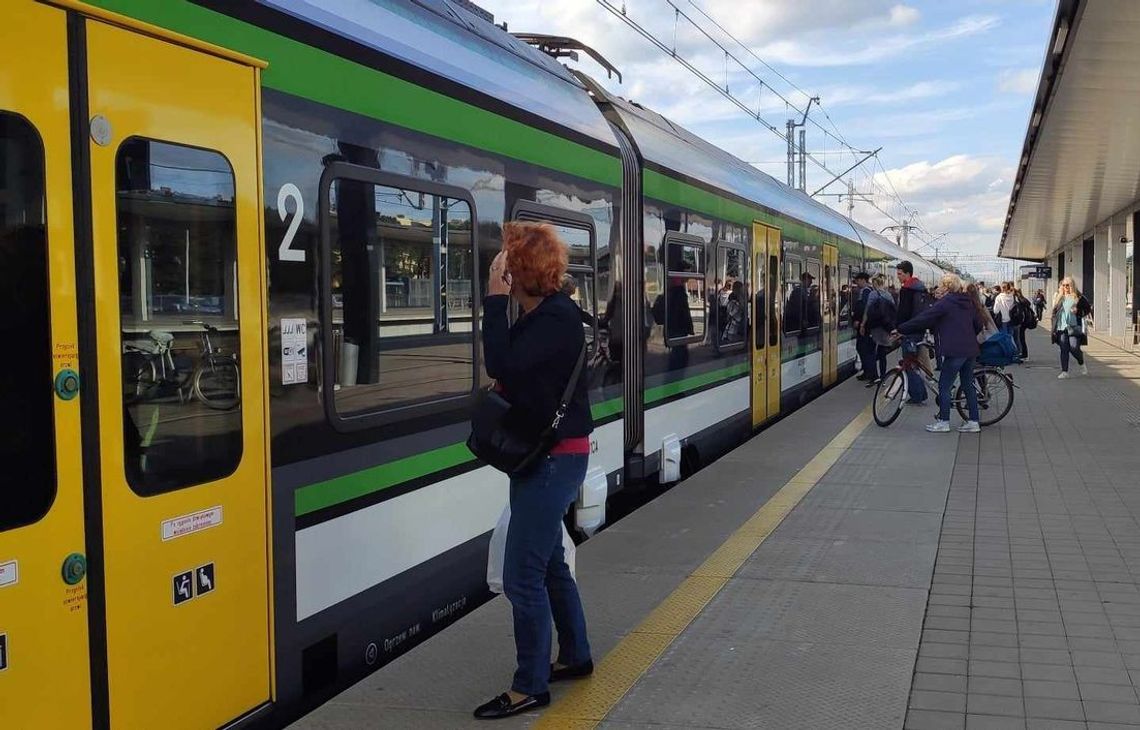 Pociąg przyjedzie, czy nie? Czy ominie Radość, Michalin albo Świder? Pasażerowie tracą cierpliwość