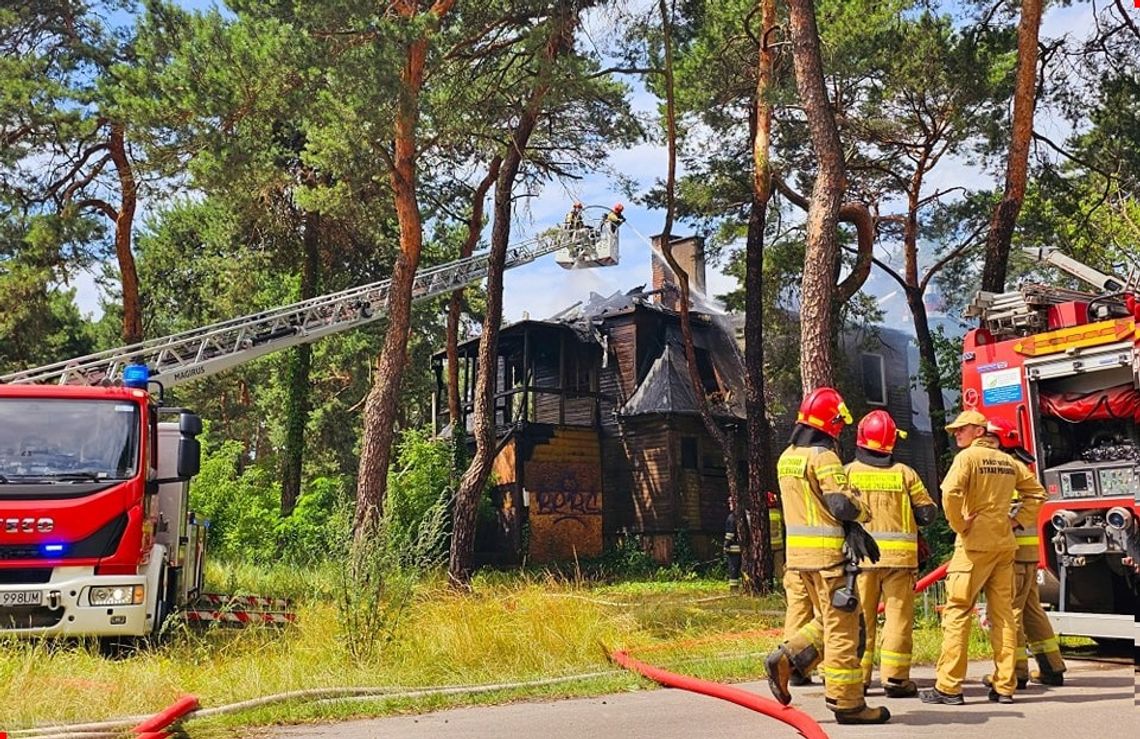 Podpalenie czy przypadkowy pożar? Spłonął kolejny drewniak w Józefowie [FOTO]