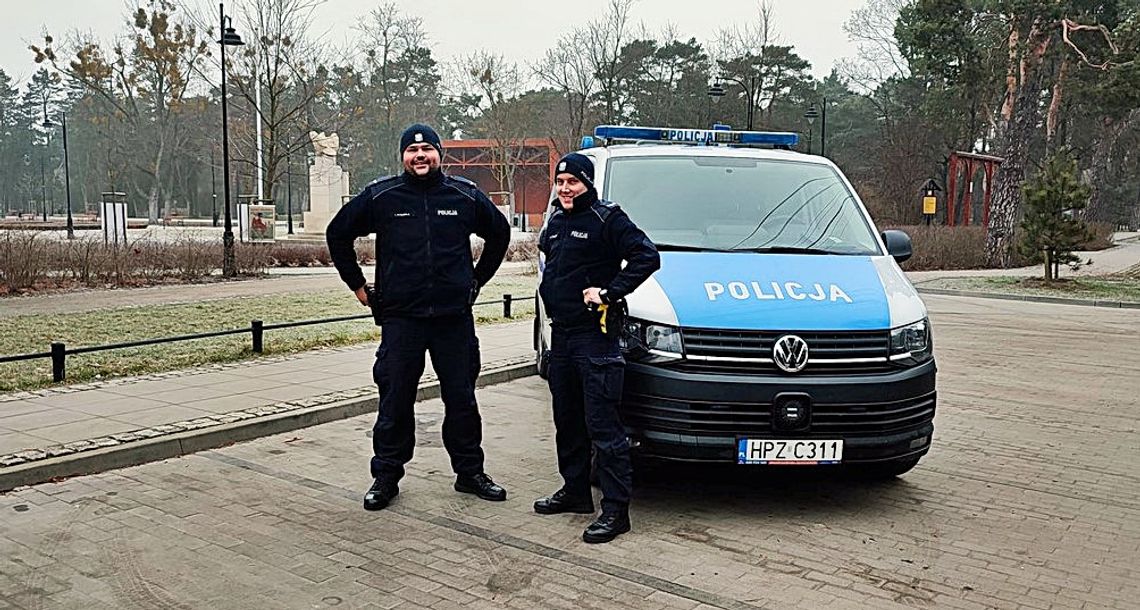 Policjanci uratowali kobietę z płonącego budynku