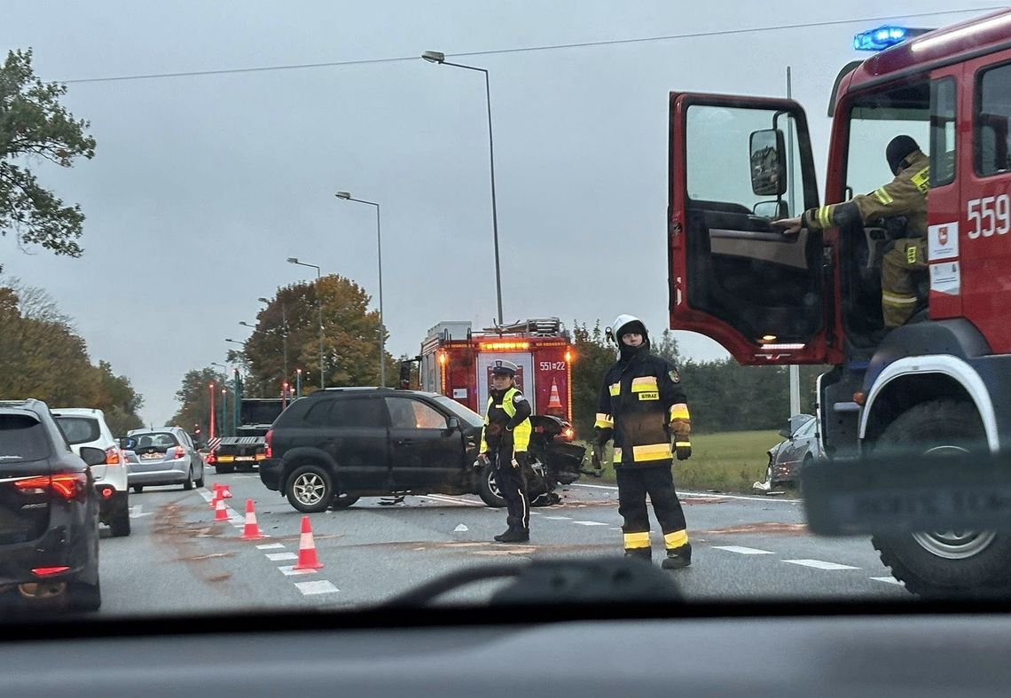 Potrącenie nastolatka, staranowany przystanek i wypadek na trasie „50”