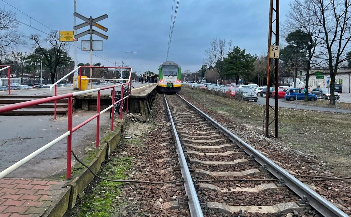 Poważne zdarzenie na torach przy PKP Józefów