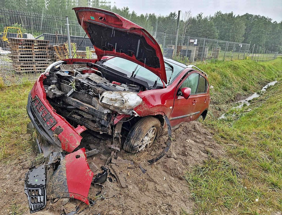 Poważne zdarzenie przy trasie S17. Kierowca wjechał do rowu