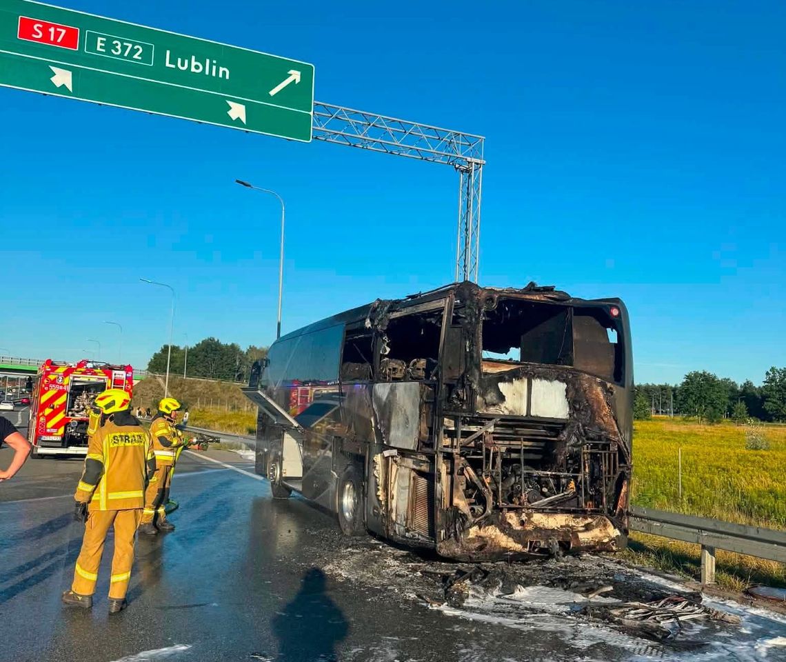 Pożar autokaru i mały karambol Pożar autokaru i mały karambol