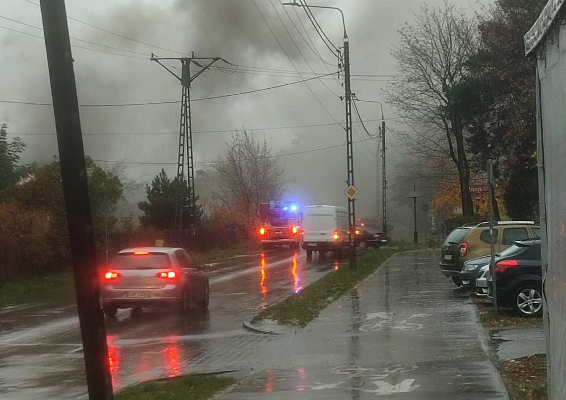 Pożar budynków przy torach w Otwocku Pożar budynków przy torach w Otwocku