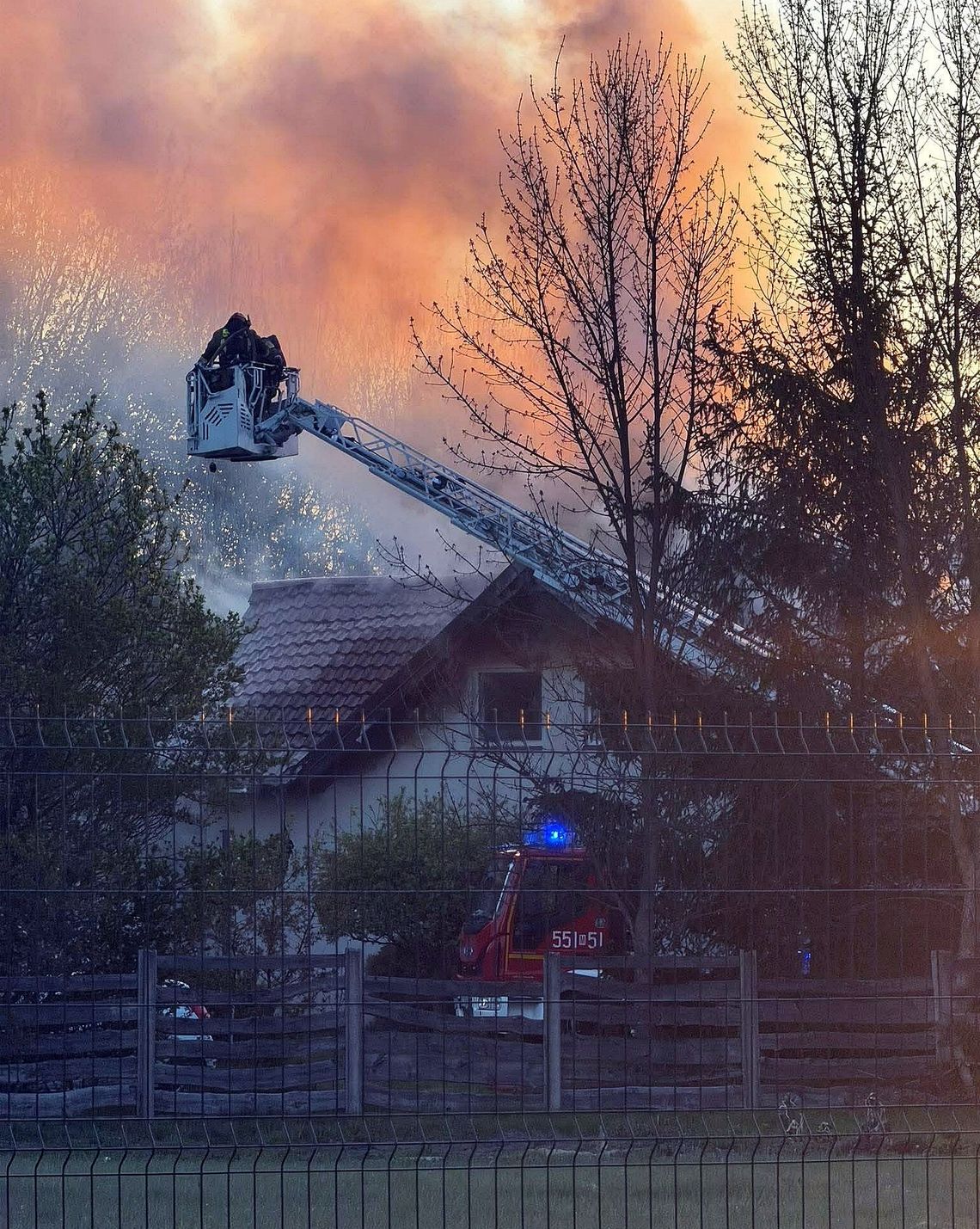 Pożar domu pod Karczewem. Interweniowało kilka jednostek straży