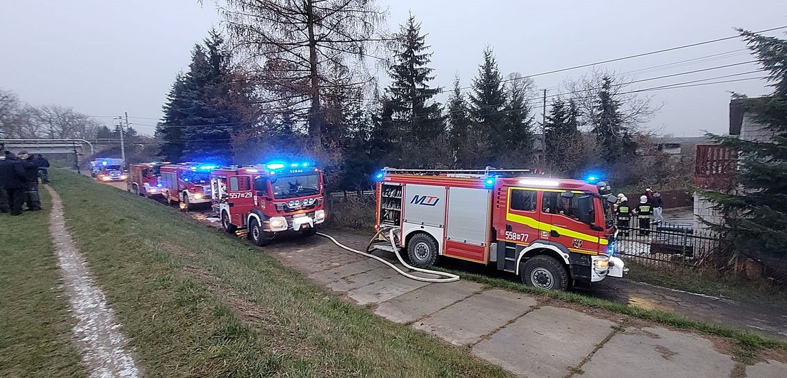 Pożar budynku mieszkalnego. Jedna osoba poparzona