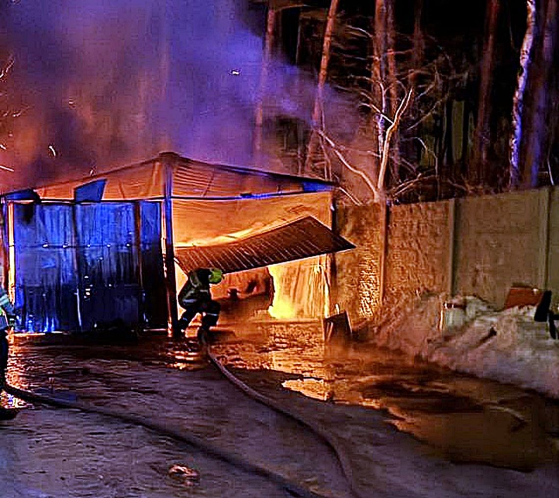 Pożar maszyny produkcyjnej i garażu z autami. Dwie akcje strażaków