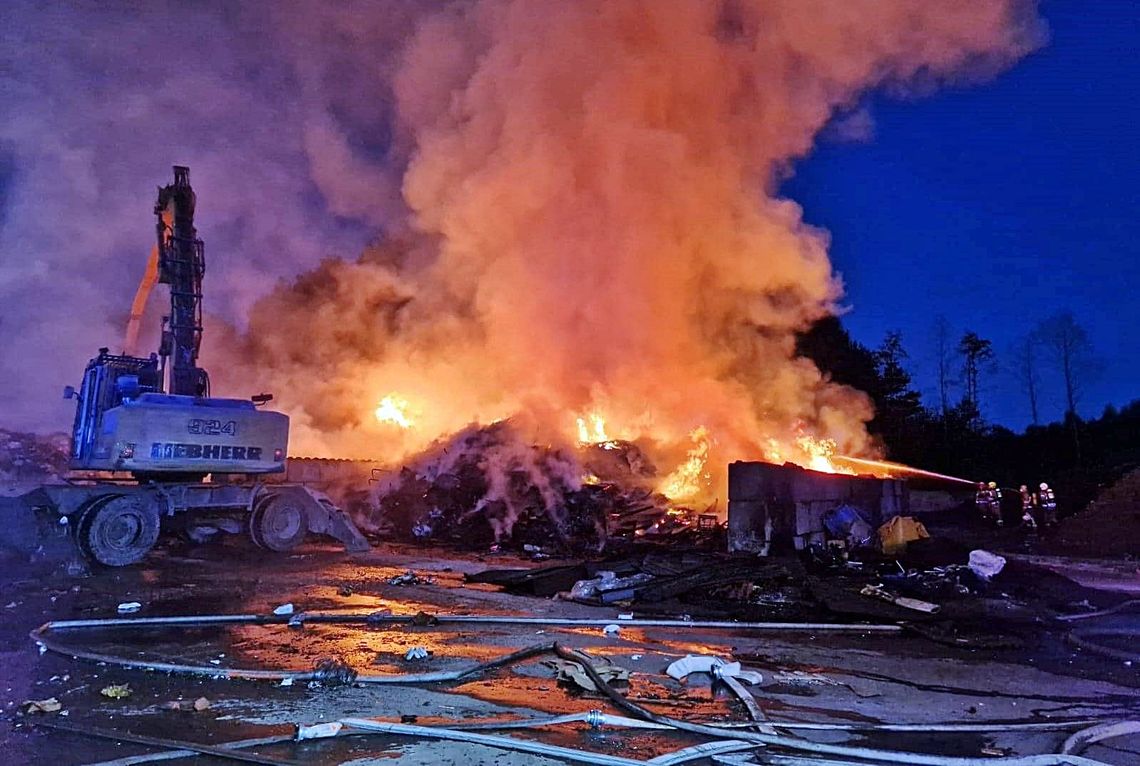 Pożar odpadów w Woli Duckiej ugaszony. Czy jest zagrożenie dla mieszkańców?