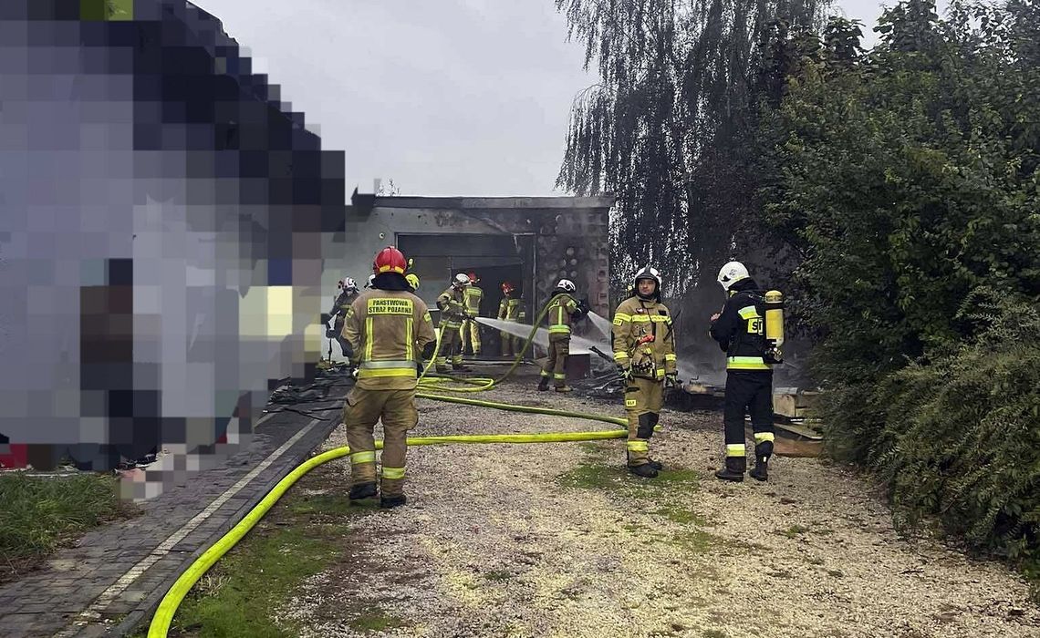 Pożar przyczepy kempingowej i domu jednorodzinnego. Jedna osoba poszkodowana