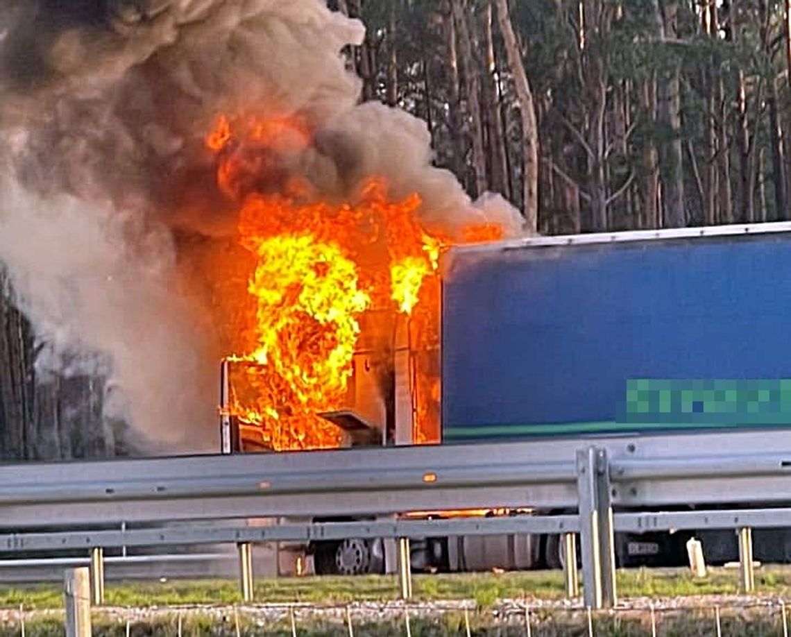 Pożar samochodu ciężarowego na trasie S17 w kierunku Kołbieli [FOTO]