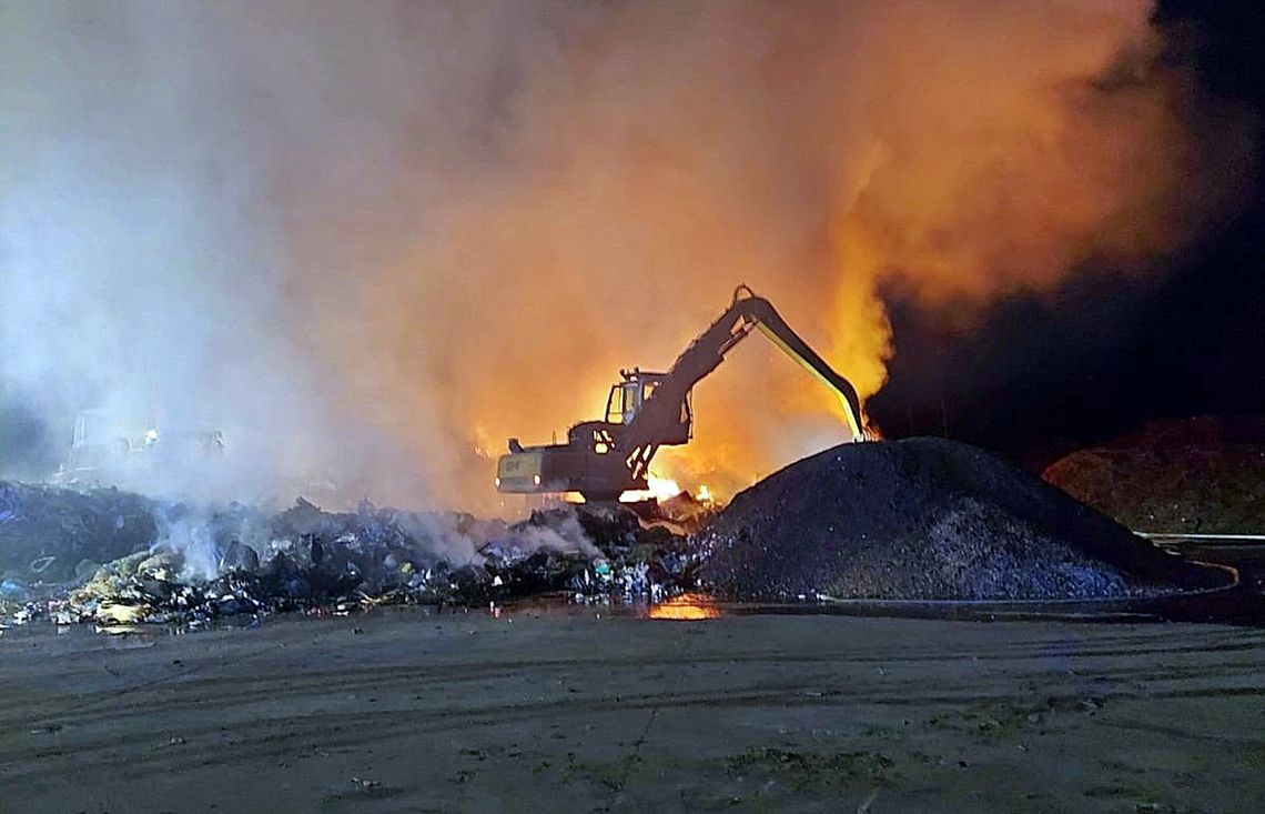 Pilne! Pożar odpadów w Woli Duckiej. Nad okolicą gęsty dym [FOTO]