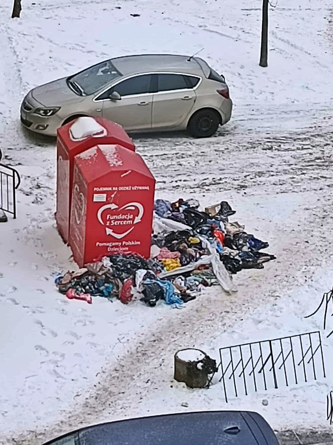 Problem z kontenerami na odzież. Czy takie pojemniki są jeszcze potrzebne?