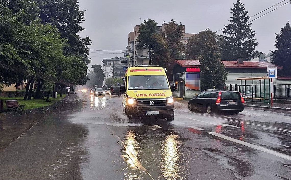 Ratownicy przyjechali pomóc mężczyźnie, a ten uszkodził karetkę pogotowia