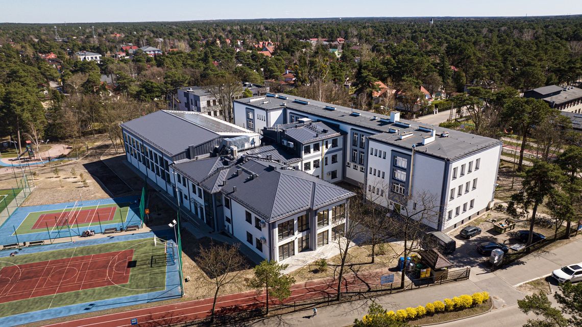 Rozbudowa szkoły w Józefowie. Nowa hala, przedszkole i nowoczesne przestrzenie dla uczniów [FOTO]