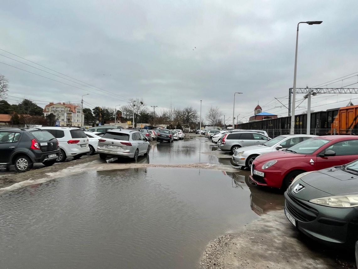 Parking przy dworcu zamienił się w jezioro! Strażacy wzywani do podtopień
