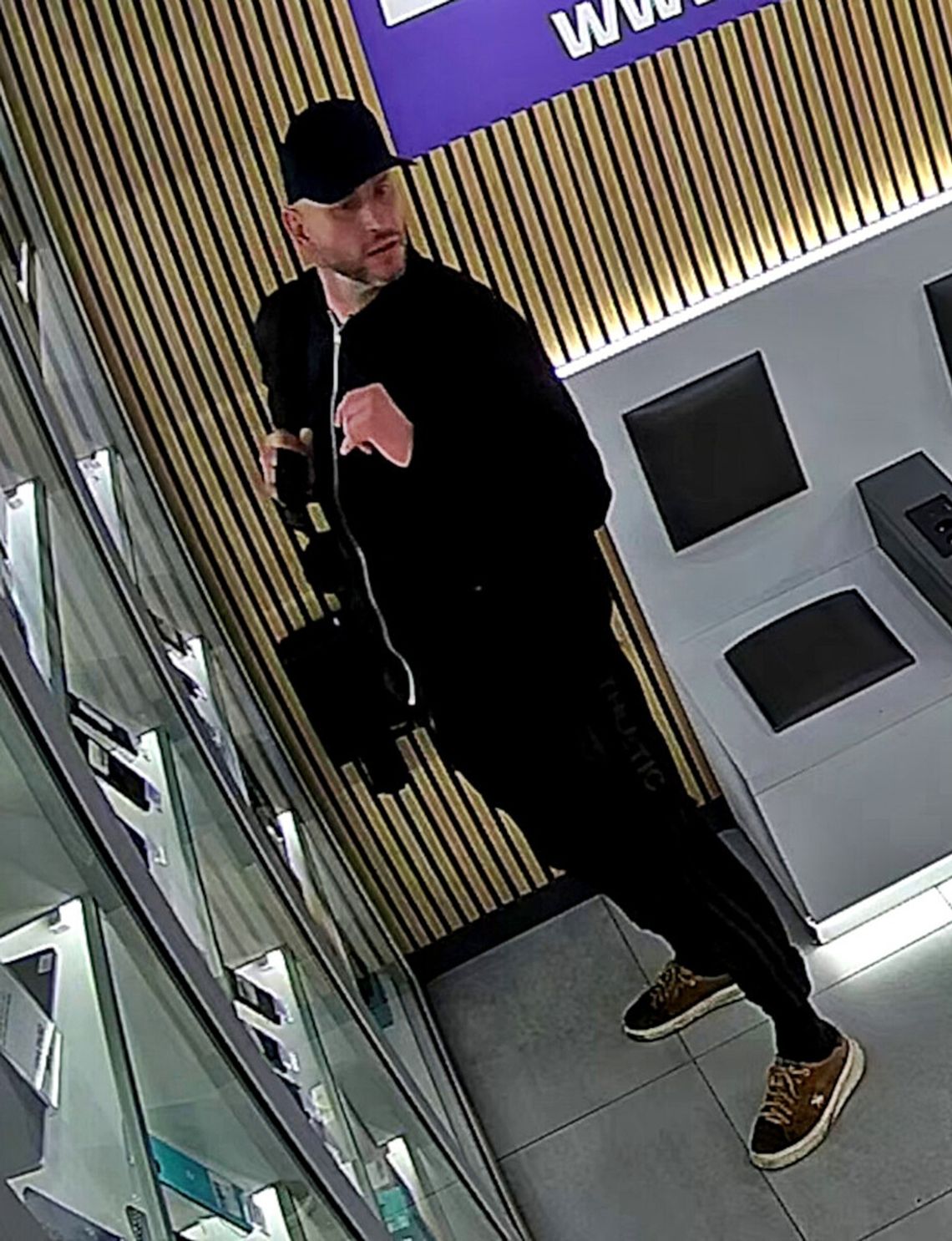 Rozpoznajesz tego mężczyznę? Poszukuje go policja Rozpoznajesz tego mężczyznę? Poszukuje go policja
