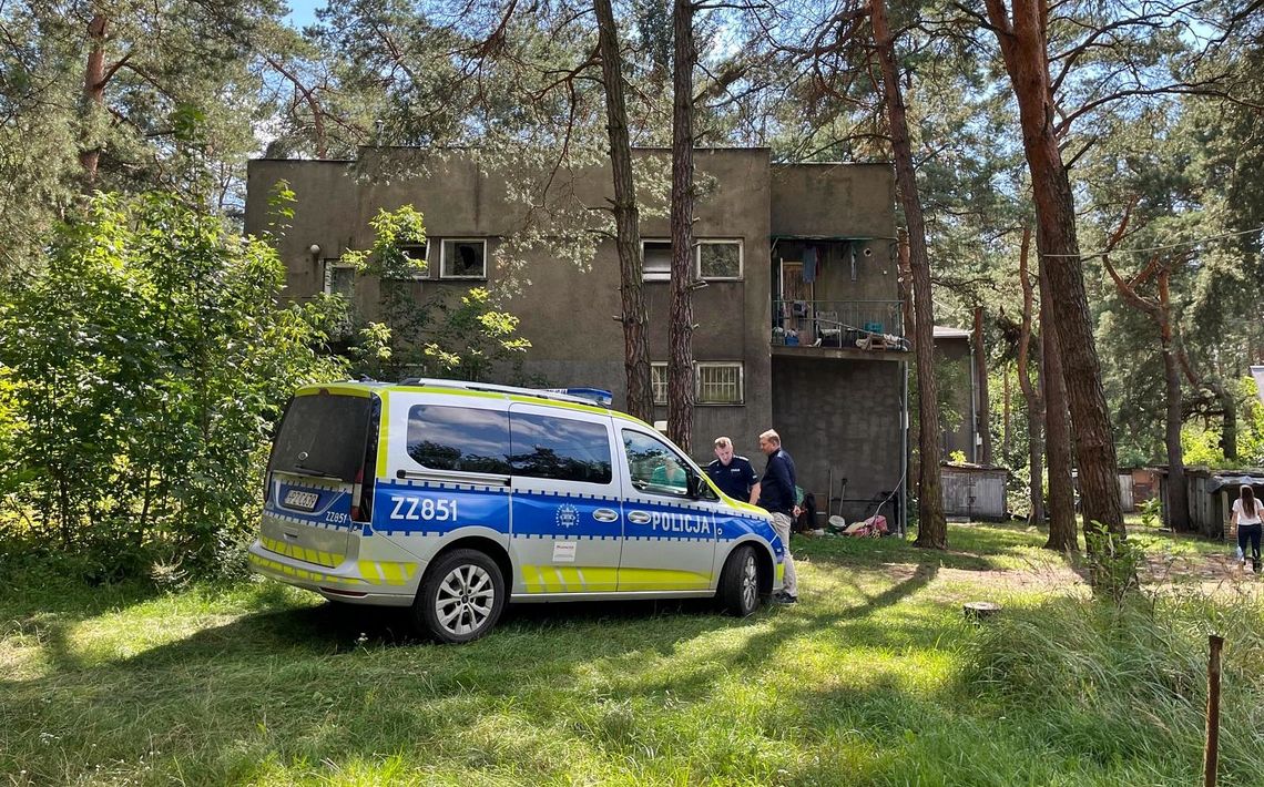 Runęła część dachu budynku mieszkalnego. W środku makabryczne odkrycie