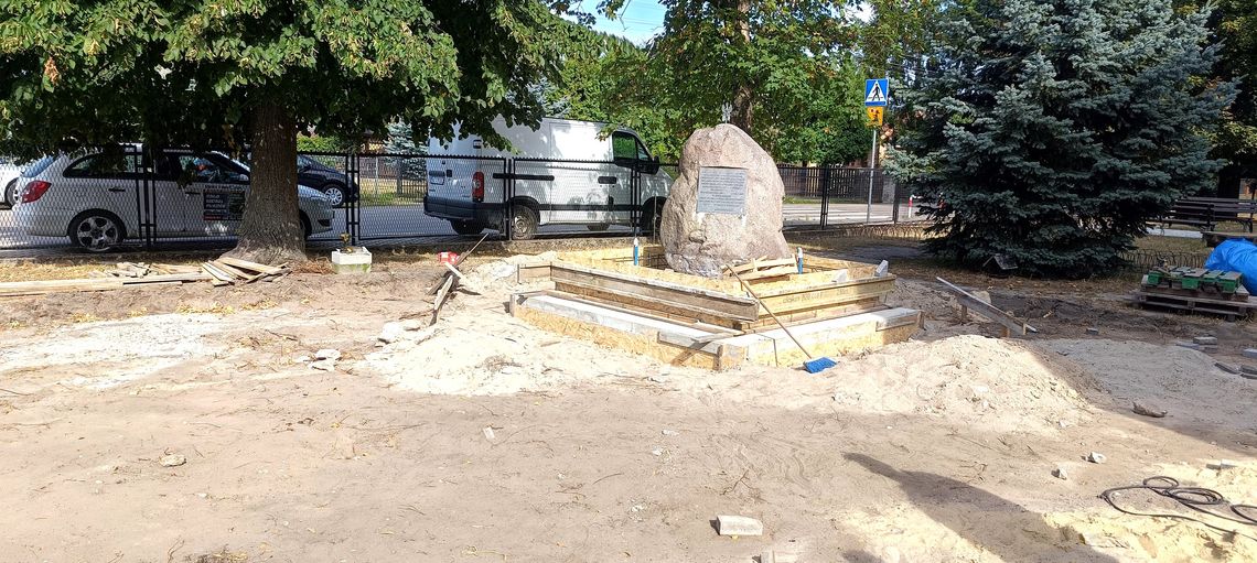 Ruszył remont pomnika przy Szkole Podstawowej w Warszawicach