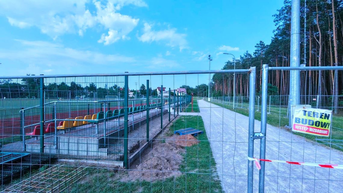 Ruszyła budowa zadaszenia trybun na stadionie w Kołbieli Ruszyła budowa zadaszenia trybun na stadionie w Kołbieli