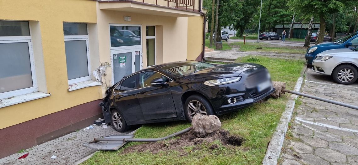 Samochód staranował małżeństwo na terenie szpitala [AKTUALIZACJA]