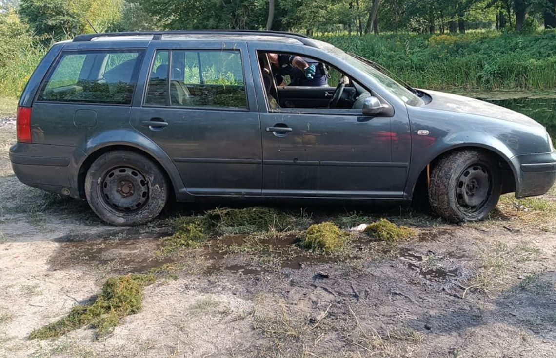 Samochód w jeziorze - policja bada okoliczności