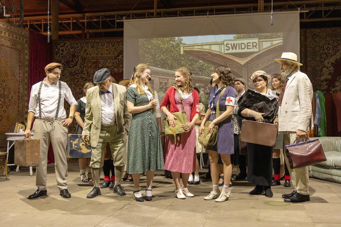 Sekrety, miłosne dylematy i trochę humoru. Spektakl „Letnisko '39” w Otwocku Sekrety, miłosne dylematy i trochę humoru. Spektakl „Letnisko '39” w Otwocku