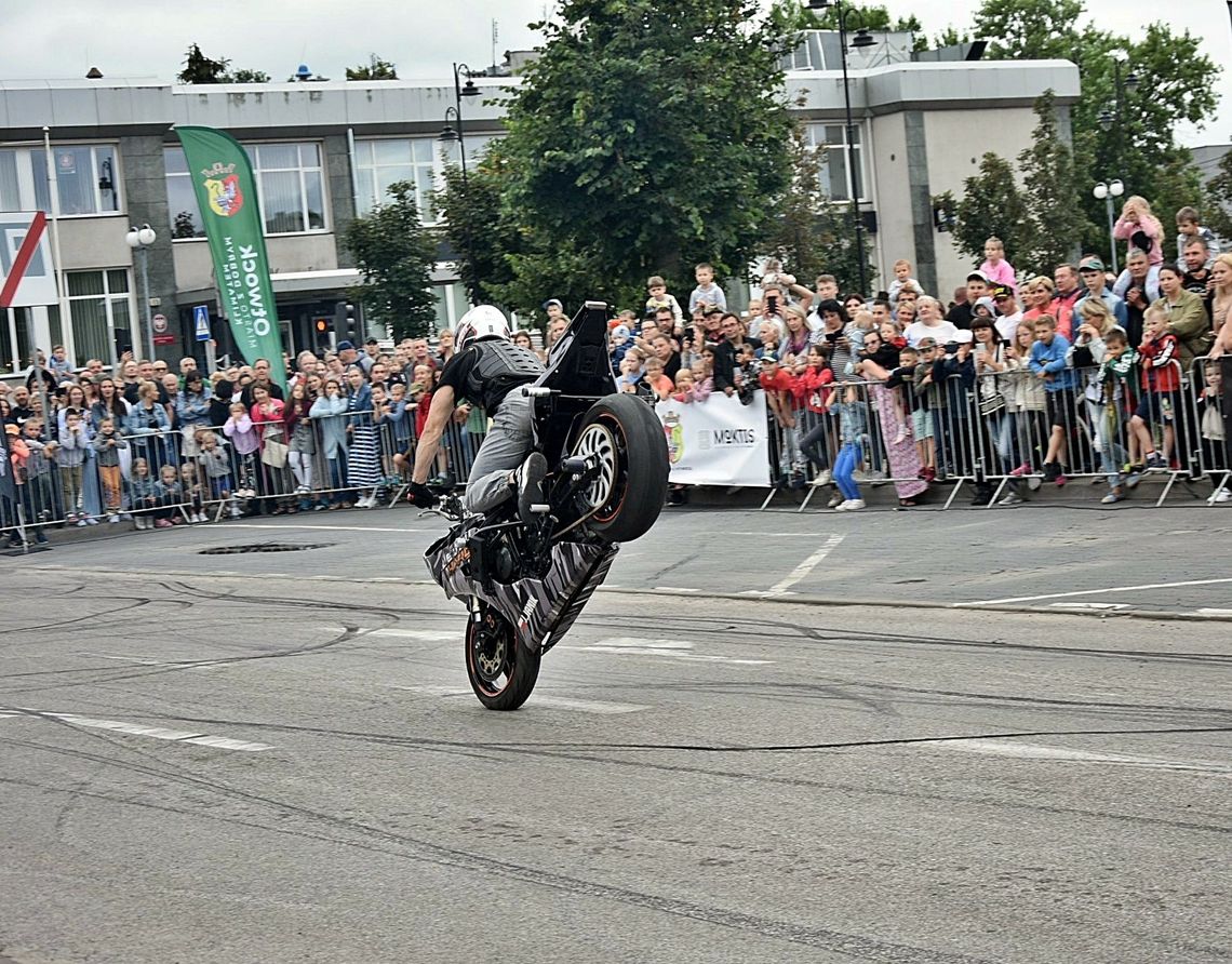 Spalą gumę w centrum. Emocjonujące motocyklowe show w Otwocku