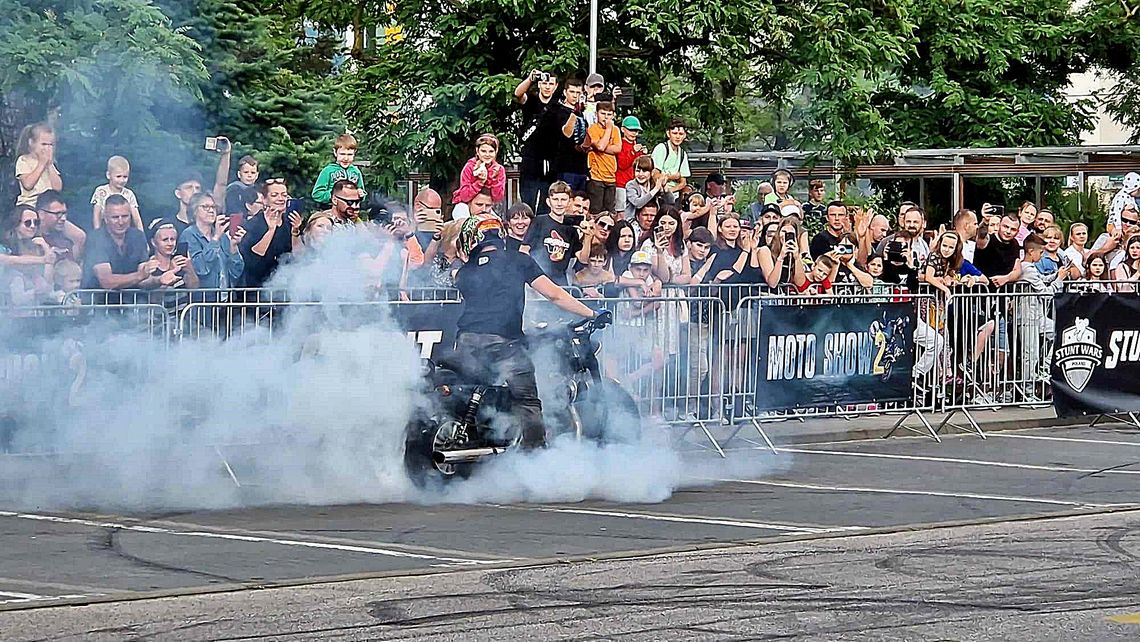 Spektakularne palenie gumy w Otwocku. Motocyklowe show [FOTO, FILM]