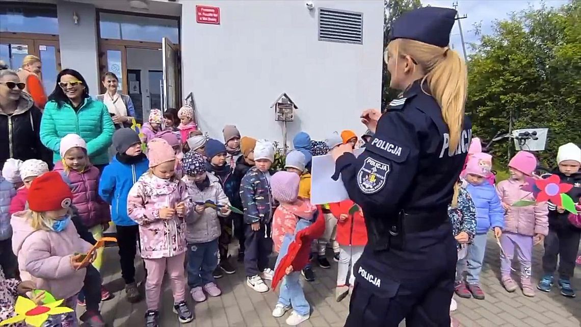 Spotkanie przedszkolaków z policjantami i psem służbowym Nico