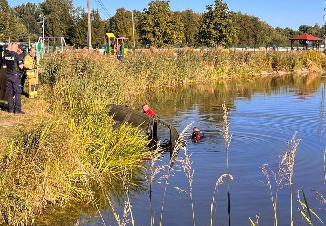 Strażacy wyłowili samochód z jeziora. Tajemnicza sprawa znad Moczydła [FOTO]