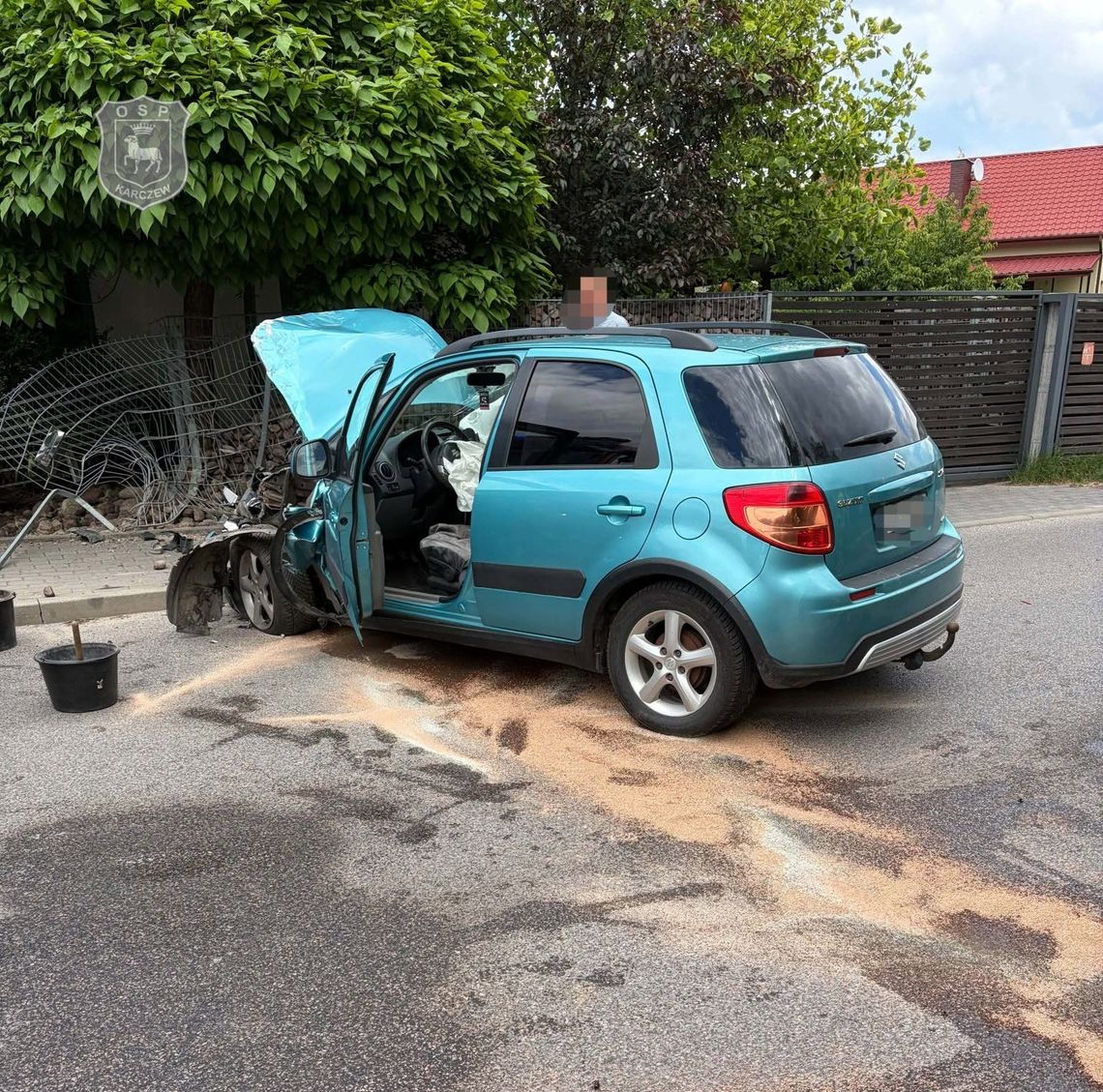 Suzuki wbiło się w ogrodzenie w Otwocku Suzuki wbiło się w ogrodzenie w Otwocku