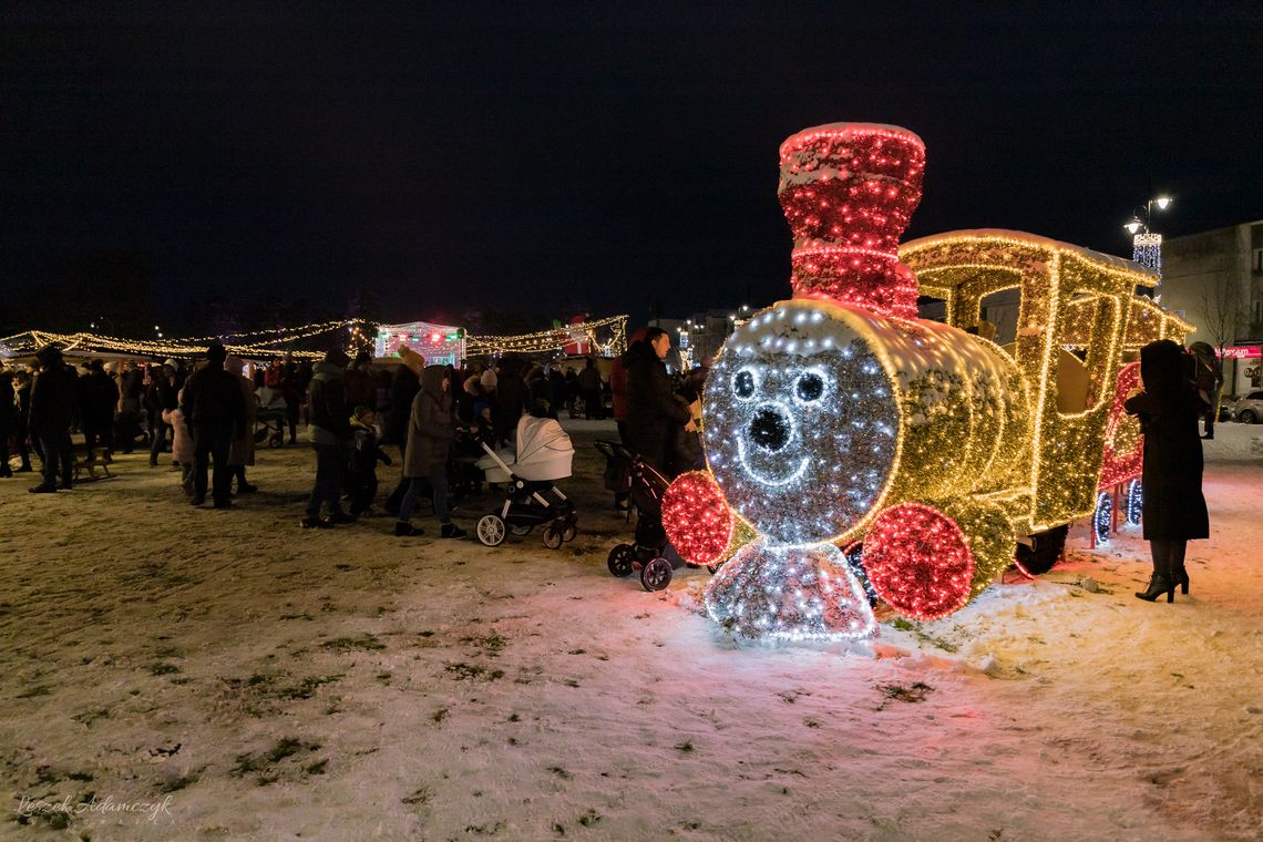 Świąteczny jarmark, karuzela i iluminacje w centrum Otwocka. Ile kosztowały dekoracje? [FOTO]