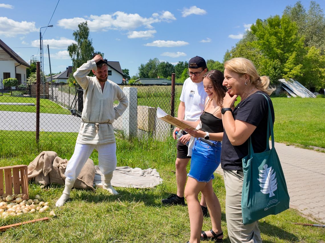 Targowisko w Kołbieli ożyło legendami w grze terenowej „Kup Pan Klechdę!” [FOTO]