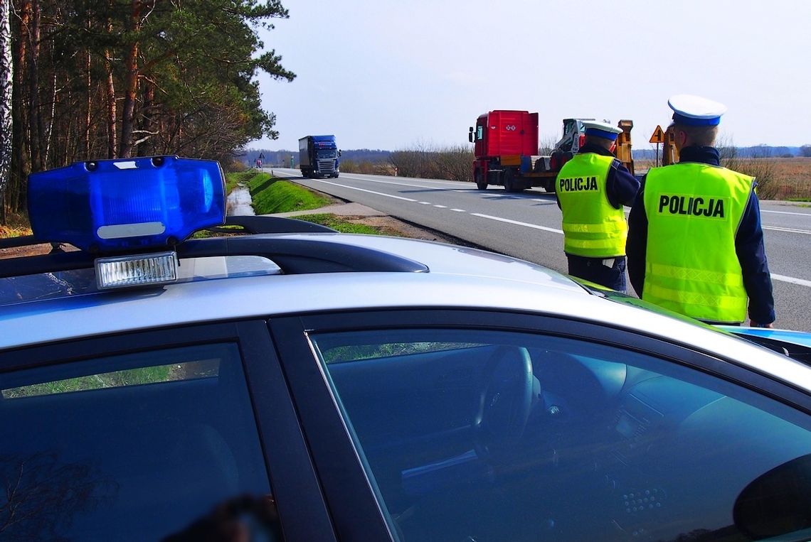 Tir staranował volvo. Kobieta i dziecko trafili do szpitala Tir staranował volvo. Kobieta i dziecko trafili do szpitala