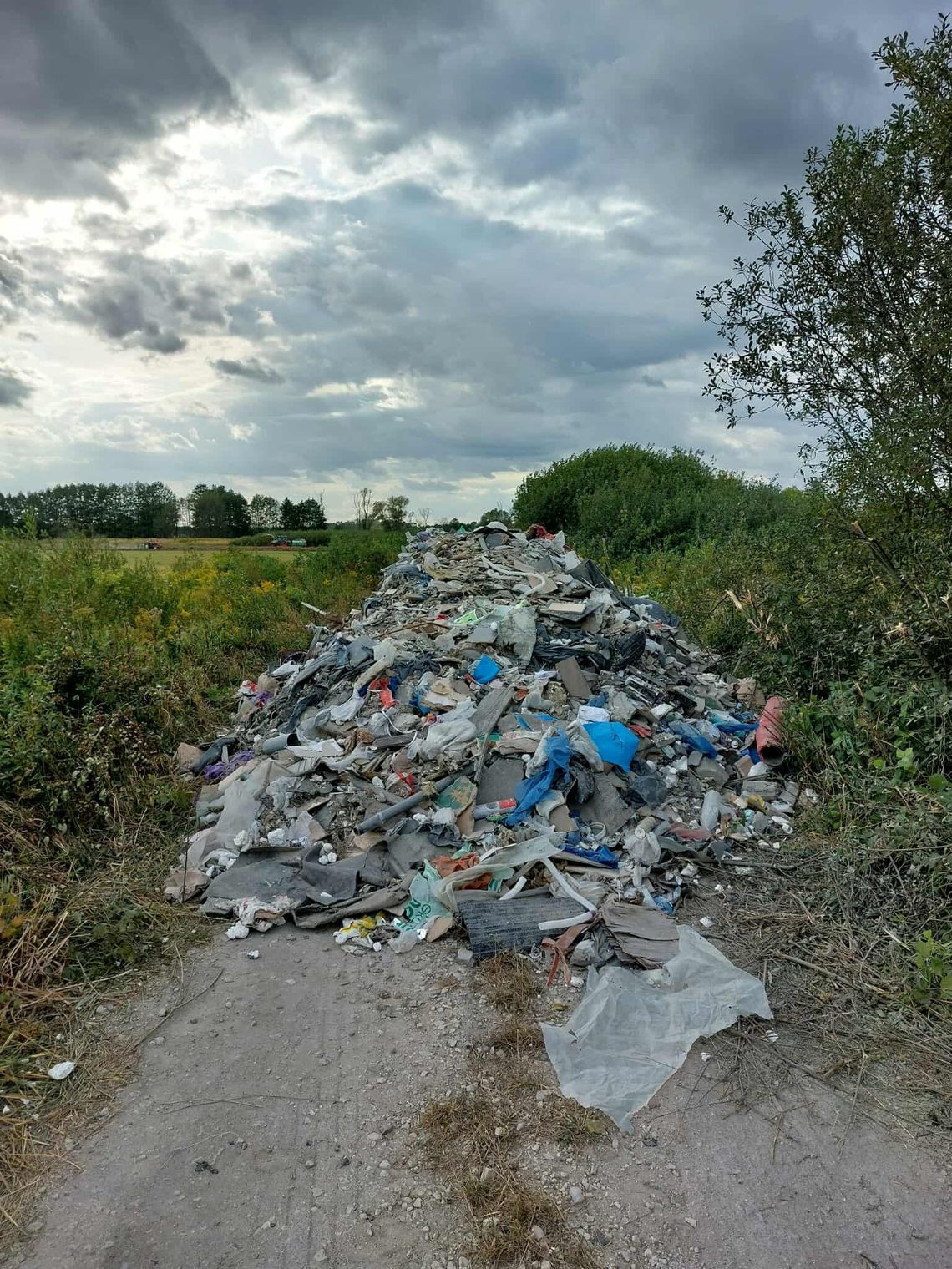 Tony śmieci przy trasie 801. Burmistrz Karczewa: „Nie pozwolimy, by ktoś tak traktował naszą gminę”