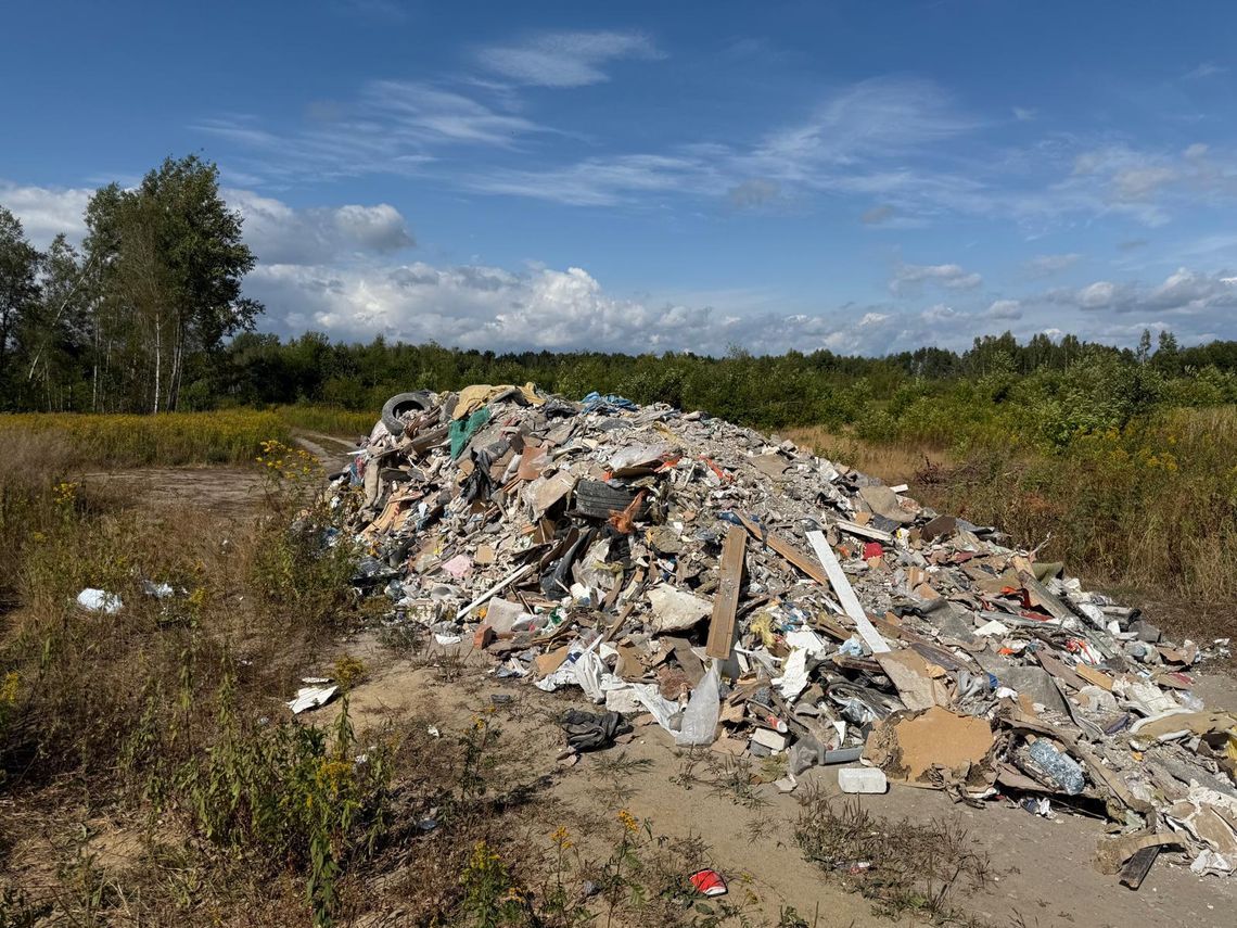 Ktoś wyrzuca tony odpadów w okolicy? Urzędy w Karczewie i Wiązownie poszukują świadków!