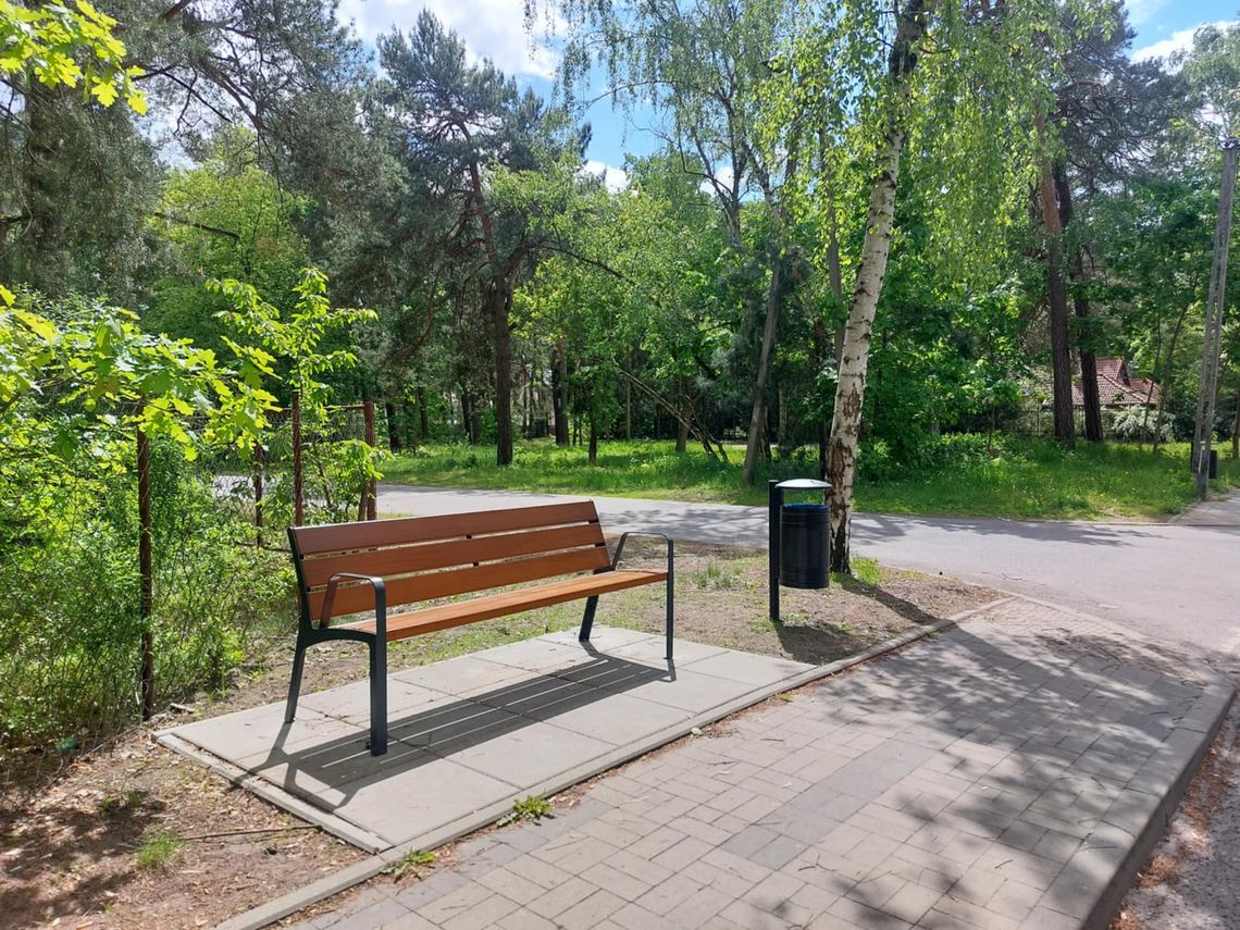 Tu można przysiąść – i to dosłownie. Nowe ławki w Józefowie
