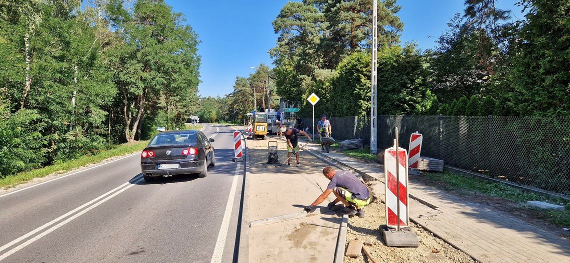 Utrudnienia dla rowerzystów. Budują nowy przystanek na ul. Wiązowskiej