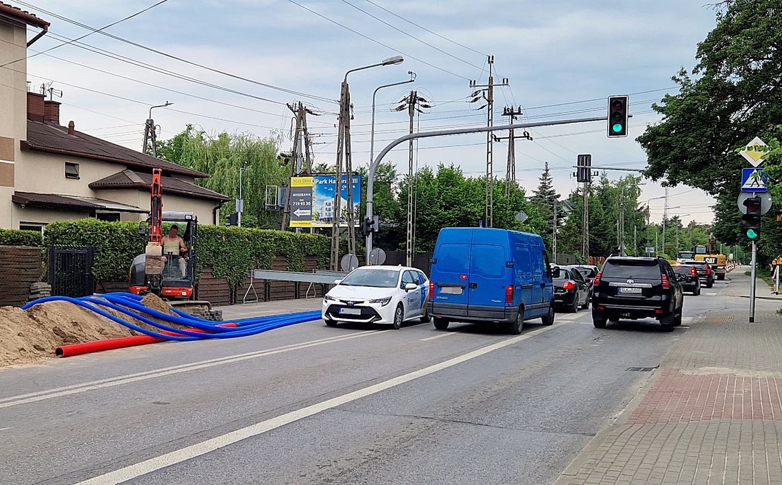 Utrudnienia na ul. Batorego w Otwocku. Piesi chodzą po jezdni