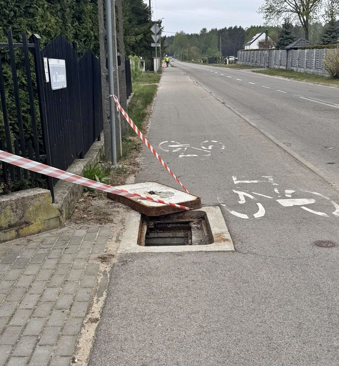 Uwaga rowerzyści! Otwarte studzienki na popularnej ścieżce