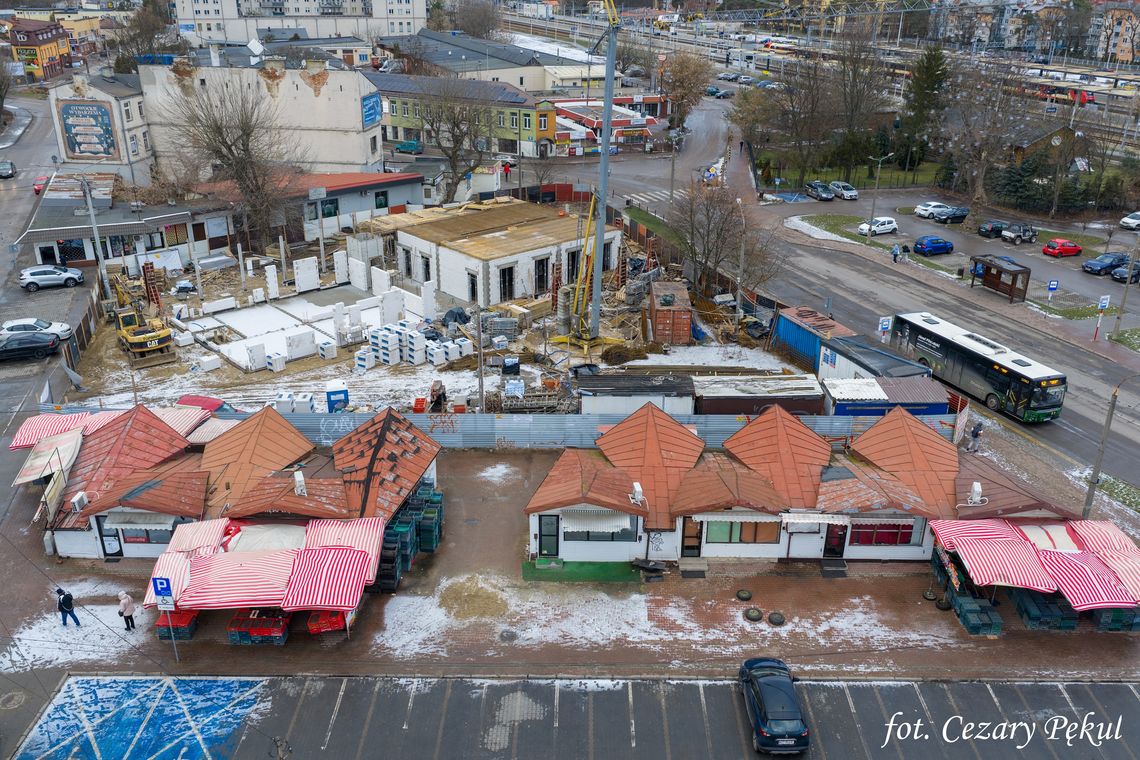 W centrum Otwocka powstaje nowy obiekt handlowy. Co tam będzie? Kiedy? [FOTO]