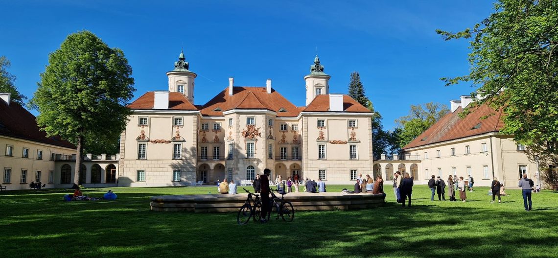 Weekend w Pałacu Bielińskich! Relaks w parku, widoki na jezioro i koncert smyczkowy [FOTO]