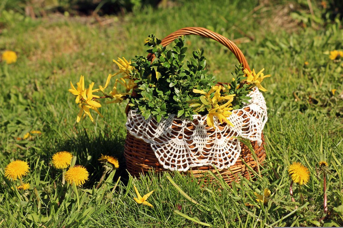 Wielkanoc 2026. Co włożyć do koszyczka i jak zrobić pisanki?