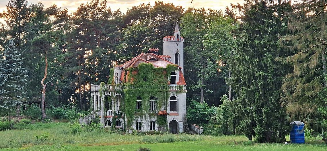 Willa Gąseckich nad Wisłą. Mroczny zabytek, który popada w ruinę [FOTO]