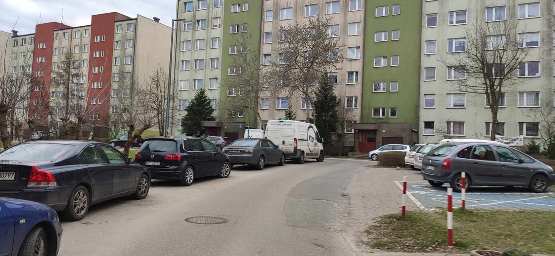Winda zatrzymała się między piętrami. Interweniowali strażacy